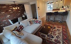 Modern 2 Bedroom Flat With Private Outdoor Terrace